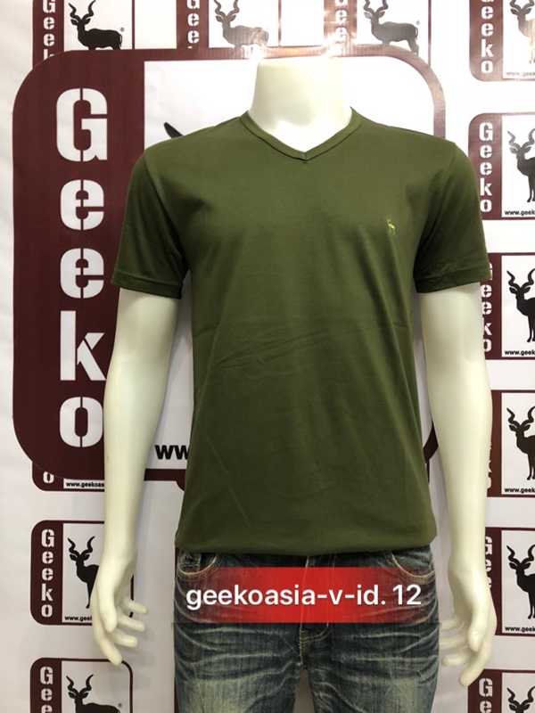 เสื้อยืดคอวีสีเขียวขี้ม้า